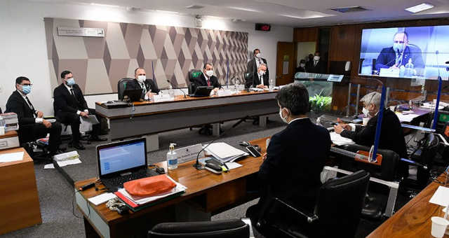 É a banana comendo o macaco!